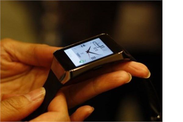 <br><b>Samsung saat</b></br>  Samsung geen sene 6 farkl akll saat piyasaya karmasna ramen, saat almalar devam ediyor. 2015'te yeni saatlerin piyasaya kmas bekleniyor.