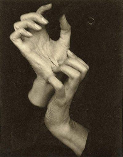 13. Alfred Stieglitz "Georgia O'Keeffe (Hands)" (1919) 1,470,000 dolar