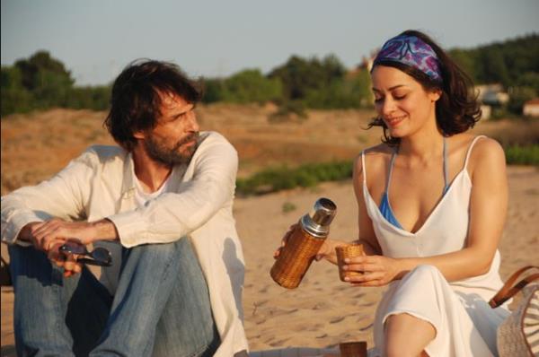 lk kitabn yazmaya alan 'yazar' Arif, zamannn nemli bir ksmn kitab zerine kafa yorarak geirir. Ona gre hayat bata kadnlar ve ilikiler olmak zere pek ok zmsz soruyu iermektedir. likiler konusunda bir trl dikii tutturamayan Arif her daim kafasn kurcalayan bu sorularn peindedir.