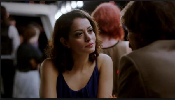 Ynetmenliini idem Vitrinel'in stlendii filmin senaryosu ise Vitrinel ile birlikte Ceyda Aar'a ait. Filmin barollerini Erdal Beikiolu ve Sezin Akbaoullar paylarken, kadroda kendilerine Harun Tekin, Hare Srel, Derya Alabora, Ege Aydan, Kerem Atabeyolu, Erdin Glener ve Bar Yaln elik ediyor.