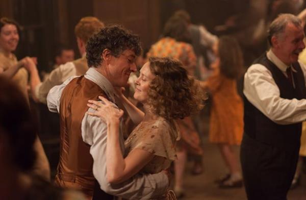 Aktivist Jimmy Gralton, yaad kasabada at halk salonuyla ifade zgrlnn imkansz olduu bir dnemde, evre halkn bir araya gelip eitli konular zerinde tartabilecei, renebilecei, kendilerini ifade edebilecei bir ortam yaratm olur.