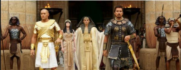 Musa ve Ramses, Msr hkmdar ailede birlikte yetiirler. Aralarnda kan ba olmasa da birbirlerine son derece yakn iki karde gibidirler. Ramses sonunda firavun olur ve Musa'y da en gvendii danman ve komutan yapar. Ancak Ramses, kkken bir nehrin kenarnda bulunan Musa'nn brani olduunu rendiinde kardeini lde lme terk edecektir.