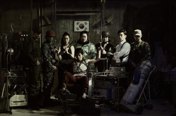 Gney Kore'nin dnya apndaki sinemaclarndan Kim Ki-duk, sinemasnda nemli bir yeri olan intikam temasna 'Bire Bir' ile birlikte bir kez daha dokunuyor. Liseli gen bir kz karlr, tecavze urar ve vahice katledilir. Kz, yedi kiilik bir ekip tarafndan ldrlmtr.