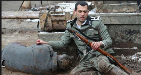 Cengiz Dac'nn Korkun Yllar adl romanndan beyazperdeye aktarlan film, II. Dnya Sava srasnda Alman esir kamplarnda rehin alnan Tatarl esirlerin yaadklar insanlk dramn ve ektikleri aclar konu alyor. Krm'da yaayan Sadk Turan sava balaynca dier Krm Trkleri gibi askere alnr ve cepheye gider. Sava esnasnda Almanlara esir der ve Almanca biliyor olmas nedeniyle bulunduu esir kampnda irtibat grevlisi olarak almaya balar.