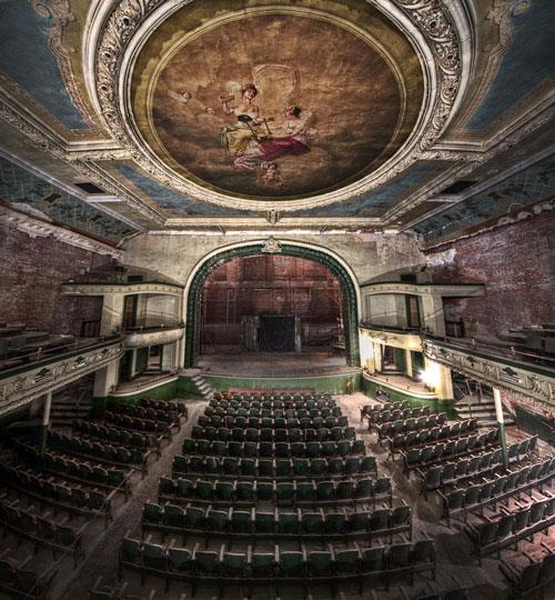 New Bedford Orpheum, 1912 ylnda Amerika'nn Massachusetts eyaletinde elence ve tiyatro binas olarak dnyaya geldi. 1959'da elence ve sanat dnyasna kaplarn kapatt ve o tarihten beri hem ttn saklanan bir yer, hem de spermarket olarak hayatna devam ediyor.
