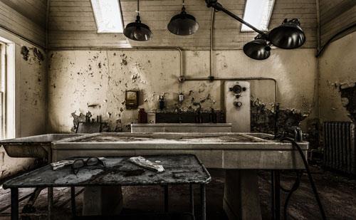 nsanlar, korku filmlerini andran, New York'taki Willard Akl Hastanesi'ne 1995 ylnda ksmler. Hastane hakkndaki en ilgin bilgi, buradan kimsenin taburcu olamad? Hastane kapand tarihe kadar 50 bin hastay arlam fakat hibirisini tedavi etmeyi baaramam.