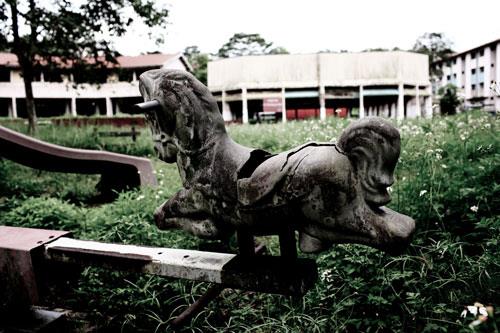 Singapur'un Neo Tiew Ky bir ara baya bir gelimi. Toplu konutlar yaplm, insanlar huzur iinde yaarm. Fakat sonralar ahali ky terk etmi ve ky de kendini "hayalet yerler" kategorisinin iinde bulmu.