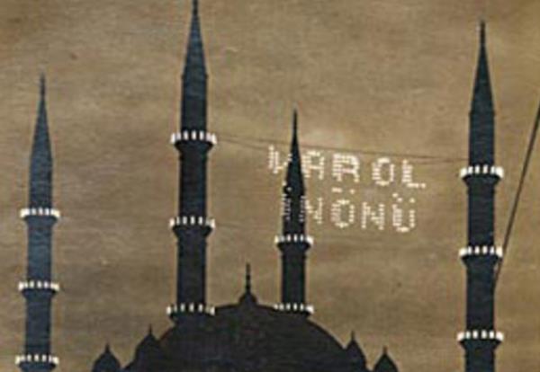 Cumhuriyetin ilk yllarnda minarelerde grlen mahyalar aknlk yaratyor.