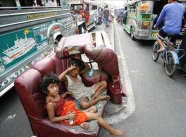 Filipinler'in bakenti Manila'da yaayan sokak ocuklar, bulduklar koltuun zerinde dinleniyor.