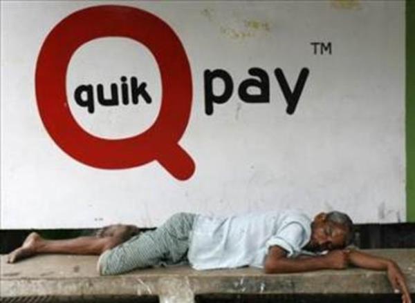 Dhaka'da yaayan evsiz otobs duranda uyuyor.