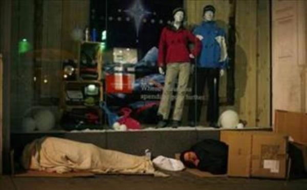 Londra'da alveri merkezinin nnde uyuyan evsizler.