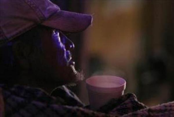 Meksikal evsiz bir vatanda, yardm kuruluunun datt scak ikolatay iiyor.