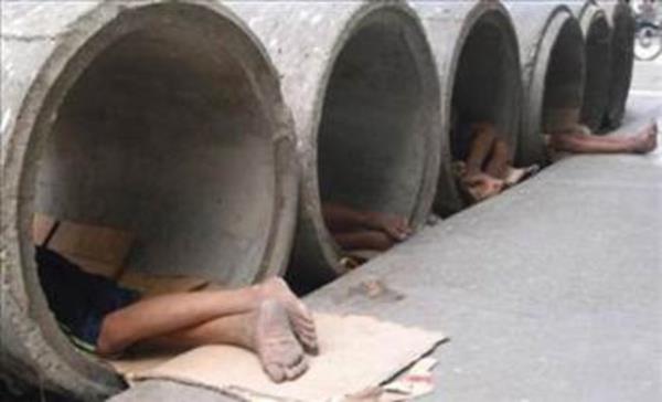 Dnyadaki milyonlarca evsizden arpc rnekleri grnteleyen Reuters fotoraflar, onlarn yaamlarn bu karelerle anlatt.  <br>Filipinler'de kanalizasyon borularnn iinde uyuyan evsizler...</br>