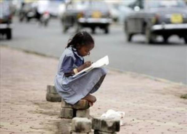 Mumbai'de ailesiyle birlikte sokakta yaayan 8 yandaki kk kz ev devini yapyor.