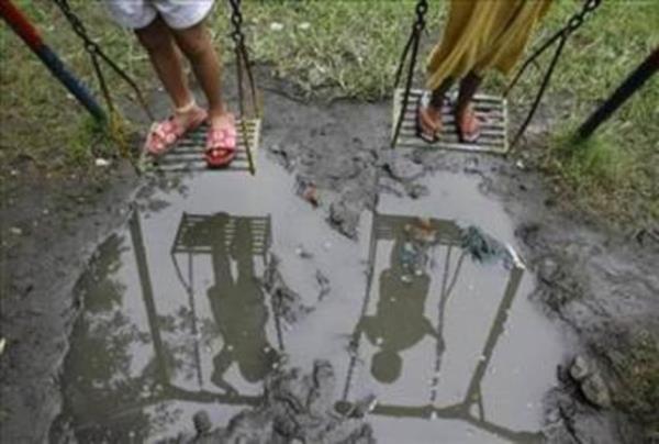 Manila'da parkta oynayan sokak ocuklar...