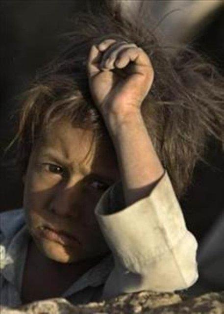 Afganistan'n bakenti Kabil'de ailesiyle birlikte sokakta yaayan evsiz bir ocuk.