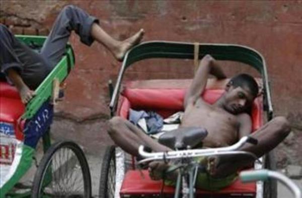 Delhi'de faytonlarnn zerinde uyuyan evsizler.