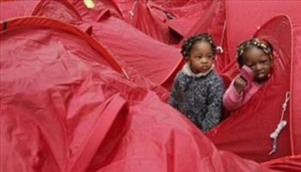 Paris'te aileleriyle sokakta yaayan kk kzlar, evsizlere datlan adrlarn arasnda oynuyor.
