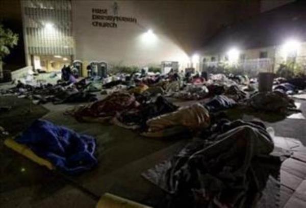 Amerika'da parkta uyuyan evsizler...