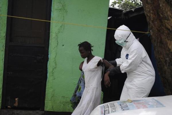 Monrovia'da bir salk alan, Ebola'ya yakalandndan phelenilen bir kadn ambulansa tayor. (Liberya, 15 Eyll 2014, REUTERS/James Giahyue)