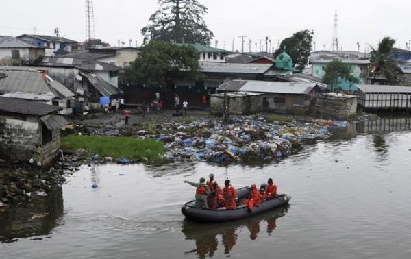 Liberya gvenlik gleri, West Point Ebola karantina blgesi etrafndaki sularda, blge sakinlerinin ehir merkezine gemesini engellemek iin devriye geziyor. (24 Austos 2014, REUTERS/2Tango)