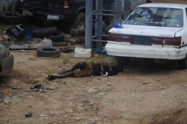 "Snr tanmayan doktorlar"a gre Ebola virs tad dnlen bir adam, Monrovia'da sokakta cansz yatyor. (Liberya, 9 Eyll 2014, REUTERS/James Giahyue)