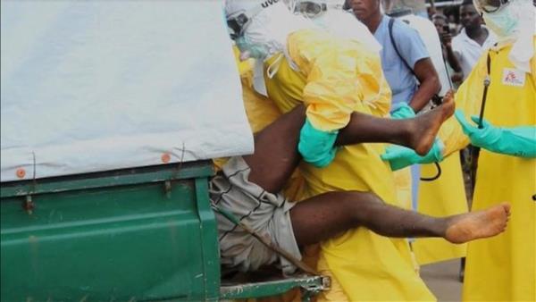 Salk alanlar, Monrovia'nn Elwa Hastanesi'ndeki karantinadan kaan bir Ebola hastasn ambulansa gtryor. (Liberya, 1 Eyll 2014, REUTERS/Reuters TV)