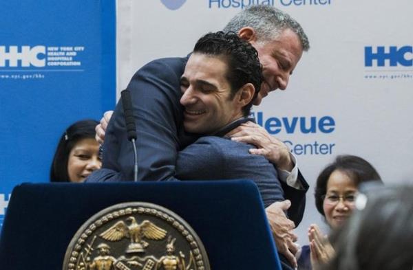 New York Belediye Bakan Bill de Blasio, Ebola'ya yakalanp Bellevue Hastanesi'nde 3 hafta izolasyon tedavisi grdkten sonra taburcu olan Dr. Craig Spencer'a sarlyor. (11 Kasm 2014, REUTERS/Lucas Jackson)