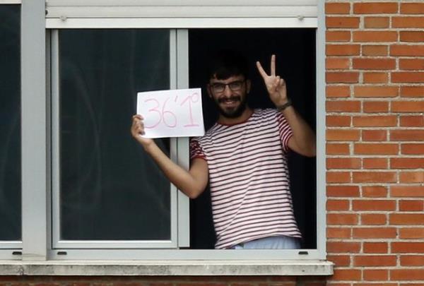 Kimlii belirlenmeyen bir adam, Ebola?ya yakalanan spanyol hemirenin kald Madrid's Carlos III Hastanesi'nin izole edilmi 5. katnda bulunan odasnn penceresinden, iaret ile vcut ssnn olduu 36 C derece (ya da 97 Fahrenheit) olduunu gste