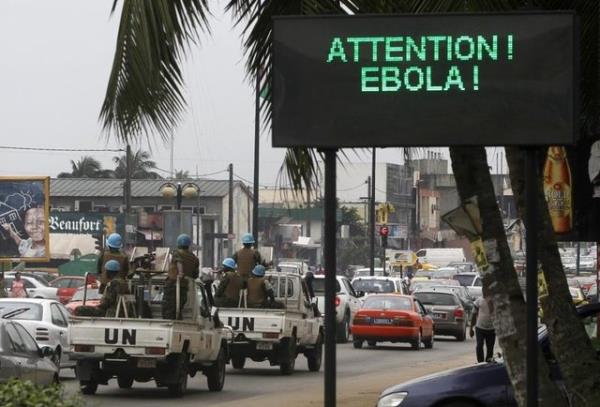 Abidjan'da bir BM asker konvoyu, caddede Ebola ile ilgili mesaj yazan ekrann nnden geiyor. (Ivory Coast, 14 Austos 2014, REUTERS/Luc Gnago)