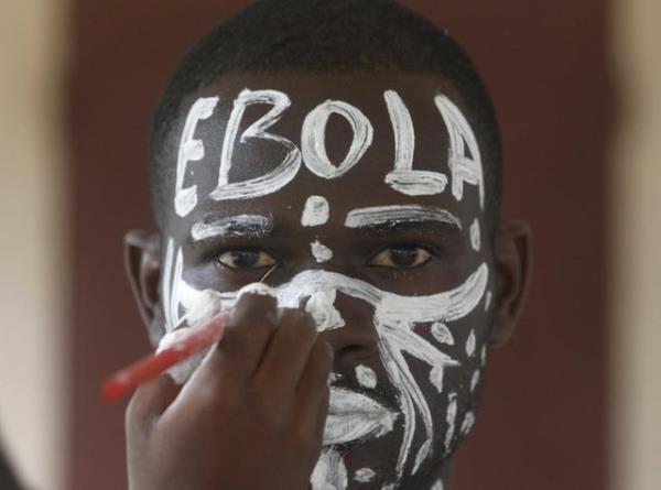 Abidjan'daki Anono Okulu'nda, virse kar farkndalk kampanyasnda Ebola roln oynayan bir oyuncu, performansna hazrlanyor. (Ivory Coast, 25 Eyll 2014, REUTERS/Luc Gnago)