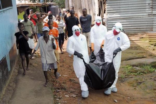 Salk alanlar Monrovia'da, Ebola'dan ld sylenen 29 yandaki Prince Nyentee'nin bedenini kaldryor. (11 Eyll 2014, REUTERS/James Giahyue)