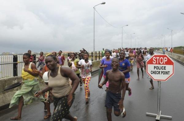 Monrovia'daki West Point sakinleri, Liberya Hkmeti tarafndan karantinann kaldrlmasn kutluyor. (30 Austos 2014, REUTERS/2Tango)
