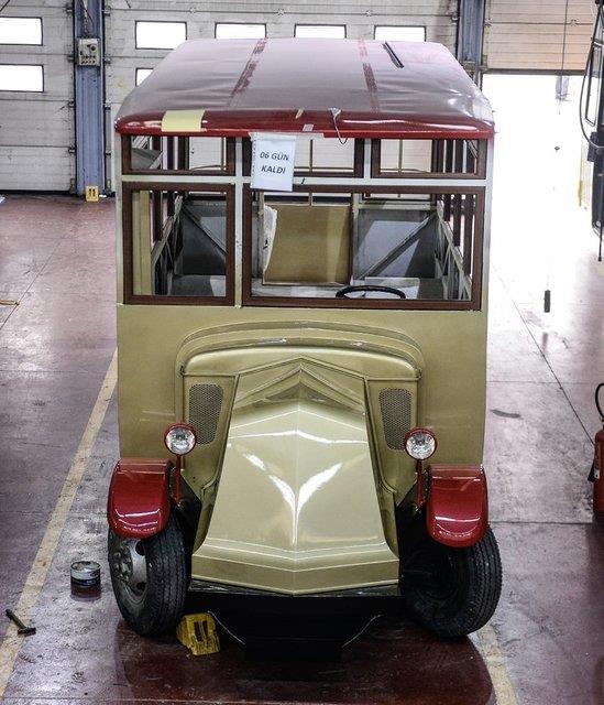 Uzun mrl ve salam olmalar iin d ve i kaplama saclar perin tekniiyle tutturulan Leylandlarn bordo renkli deriyle kaplanm snger koltuklar, yolculara olduka rahat ve keyifli bir seyahat imkan sunmaktayd.