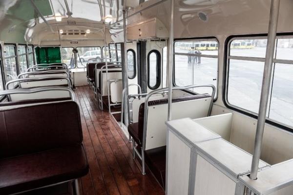 Arkalar ak sahanlkl olarak dizayn edilen arabalardan  21 Ekim 1927 sabahndan itibaren 5 kuruluk bilet creti karlnda Beyazt Meydan-Bakrclar-Fuatpaa-Mercan-Fincanclar-Sultanhamam-Eminn Eski Postane hatlarnda yer ald.