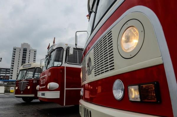 Bunlarn 76 yolcu tama kapasitesine sahip, o dnemin ilk alak tabanl aralar olarak kabul edilen, yar-otomatik vitesli otobsleri olduunu kaydeden Sever, "Leylandlar"n 15 Aralk 1992'e kadar stanbul'da hizmet verdiini hatrlatt.