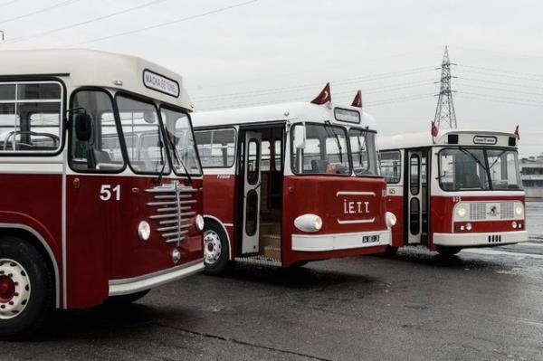 1931 ylndan itibaren 'Taksim-Akaretler-Beikta' arasnda altrlan otobsler, filonun yenilenerek bytlmesi almalar kapsamnda 30 Eyll 1942'de seferden kaldrld."