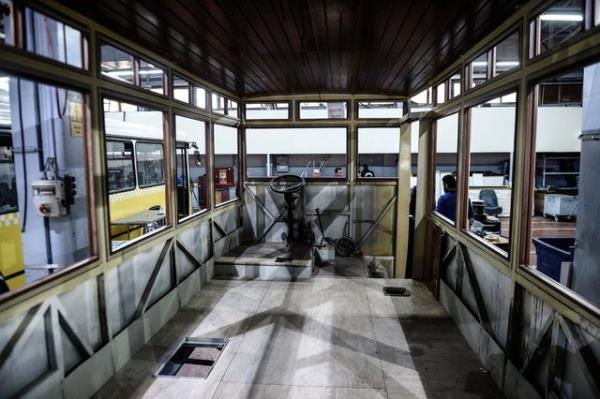 Nostaljik aralar kullanacak yolcularn ayn zamanda o dnemin popler arklarn da dinleyeceklerine dikkati eken Sever, "Otobs iindeki mzik sistemi, o devrin arklar ve namelerini yanstyor.