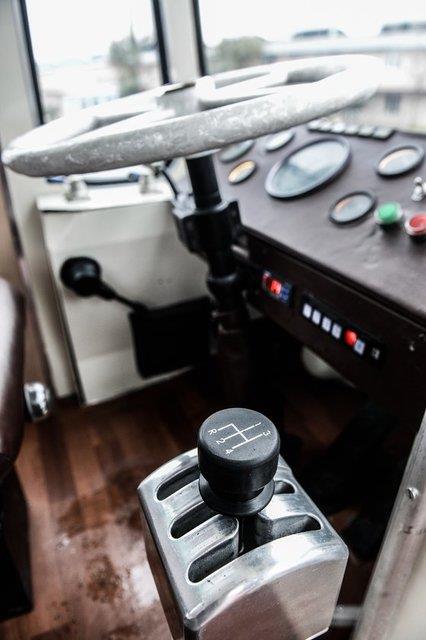 "Bssing"in d cephesinin o dnemin moda renklerinden vine rne, st ksmnn da sarya yakn beyaz renkle boyandn ifade eden Sever, otobslere ilikin u bilgileri verdi: