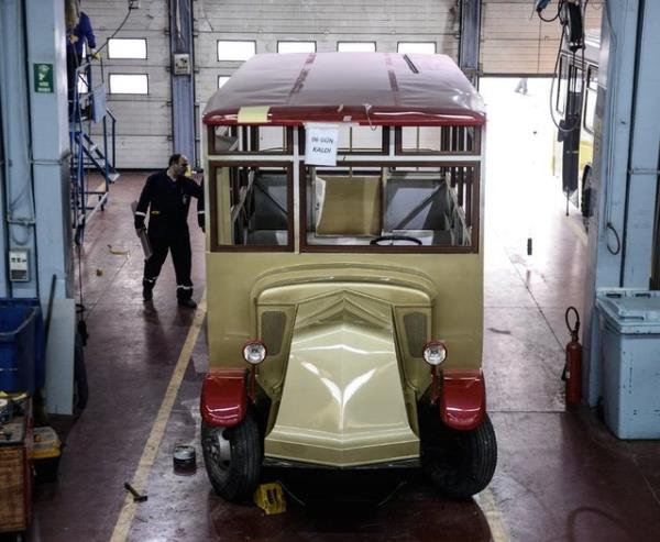 "Otobslerin arka ksmnda yolcularn rahatlkla binip inebilecei sahanlk ksm bulunuyor. Bssing otobsler, 1951-52 yllar arasnda Federal Almanya'dan satn alnd. Aralar, 50'er otobslk iki parti halinde temin edildi.