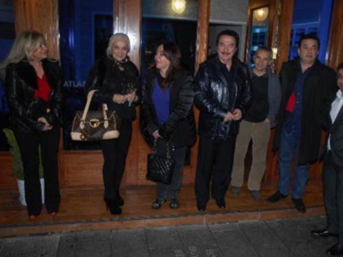 Gencebay, kta durumunu soran gazetecilere "yiyim, atlattk" dedi.