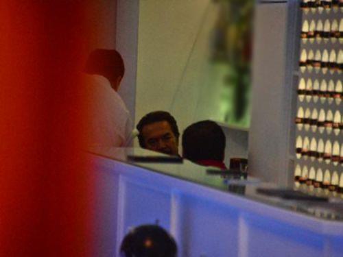 Usta sanat Orhan Gencebay, nceki akam Sevim Emre ve Oya Aydoan'la yemee kt.