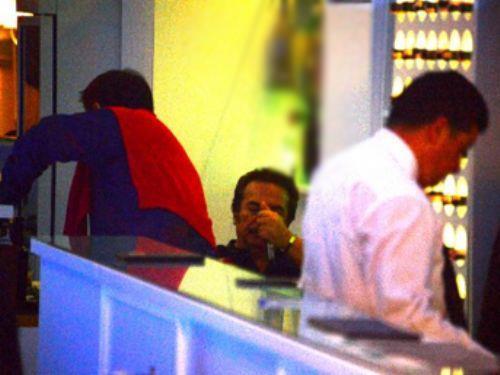 kram edilen buzlu bademlerden yiyen sanat, boulma tehlikesi atlatt.