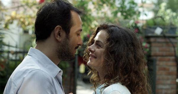 Uygar irin'in romanndan sinemaya uyarlanan "Kark Kaset", Sarp Apak-zge zpirini uyumuyla mzikle yaayan bir kuan yllara meydan okuyan akn,  ayr periyot zerinden masaya yatryor. Alannda aranan ana akm rneklerden birine dnyor.