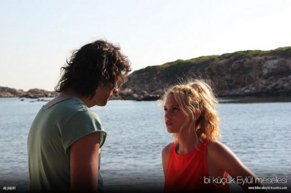 "Ezel"in yaratcs Kerem Deren, Farah Zeynep Abdullah' en kalc performansna tayor. Seyirci ise hikayeyi takip etme azminden dolay perdeden gzn ayramyor. "Bir Kk Eyll Meselesi", phesiz yln en heyecan verici yerli ak filmi.