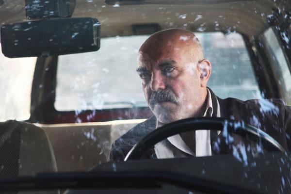 denemelerini akla getiren "Ben O Deilim", zamanla becerikli oyuncu Ercan Kesal'n bireysel ovuna dnyor. Tayfun Pirselimolu'nun kariyerinde lm lemesi'nin seviyesine ulaamasa da olgunluunu hissettirdii filmi olarak bir yere oturuyor.