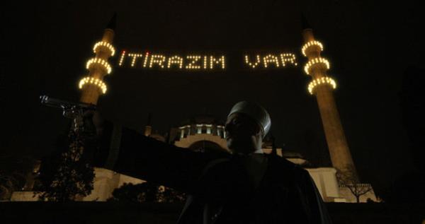 Onur nl'nn uar zihnini, yln en iyi erkek oyuncu performansn veren Serkan Keskin'in kltleecek "dedektif ruhlu imam" tiplemesiyle birletirmesi ise bal bana bir izleme sebebi!