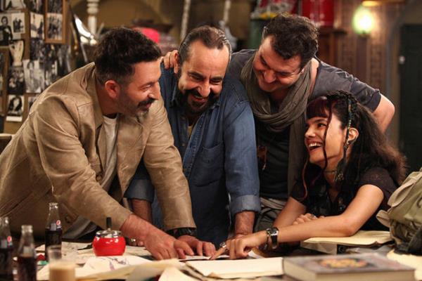 ironik bir film ekimi srecine 'gemiin figran, imdinin korsancs' bir karakter zerinden bakyor. Kaliteli bir komedi filminin szn veriyor.