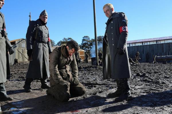 Trk filmi olduuna inanmakta zorlanacanz, Hollywood usul "destans ak" damarl bir sava filmi... Burak Cem Arlel imzal eserde Murat Yldrm ve Selma Erge barolleri paylarken, Baki Davrak kt Alman subay rolnde uluslararas performansyla dktryor.