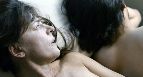 nsan kaakln ve ise bulanm kimliksiz bireyleri ele alan "Kumun Tad", kadn ynetmen Melisa nel'i sinemaya kazandrrken hikayenin "ak/iliki" tarafna yaklamyla aklda kalyor. Timuin Esen'in barol performansndan ok ey bekliyor.